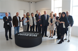 Bundesminister Rudolf Hundstorfer beim Ausstellungsbesuch