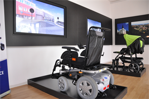 Interaktiver Rollstuhl- und Kinderwagensimulator